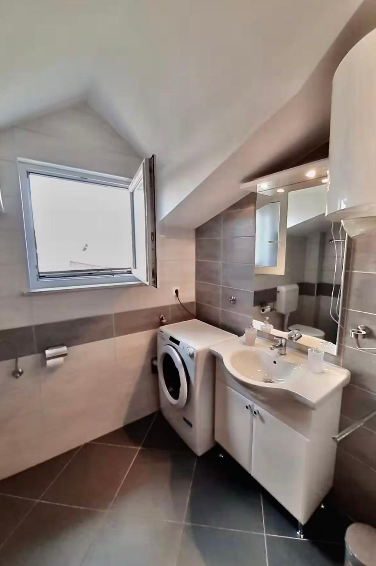 Apartmani Attila โตรกีร์ ภายนอก รูปภาพ